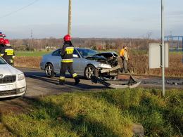 Wypadek na trasie do Winowa. Auto w rowie