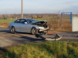 Wypadek na trasie do Winowa. Auto w rowie