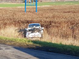 Wypadek na trasie do Winowa. Auto w rowie