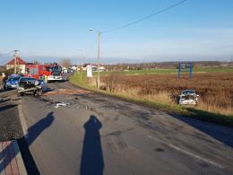Wypadek na trasie do Winowa. Auto w rowie