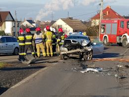 Wypadek na trasie do Winowa. Auto w rowie