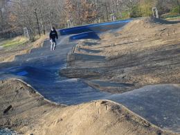 Deskorolkarze już testują nowo otwarty Pumptrack w Opolu-Czarnowąsach