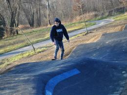 Deskorolkarze już testują nowo otwarty Pumptrack w Opolu-Czarnowąsach