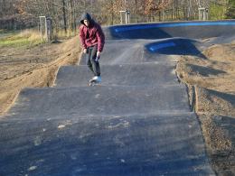 Deskorolkarze już testują nowo otwarty Pumptrack w Opolu-Czarnowąsach