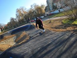 Deskorolkarze już testują nowo otwarty Pumptrack w Opolu-Czarnowąsach