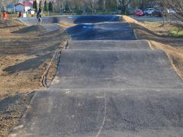 Deskorolkarze już testują nowo otwarty Pumptrack w Opolu-Czarnowąsach