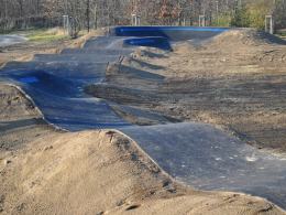 Deskorolkarze już testują nowo otwarty Pumptrack w Opolu-Czarnowąsach