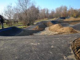 Deskorolkarze już testują nowo otwarty Pumptrack w Opolu-Czarnowąsach