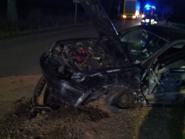 Niebezpieczny poranek w powiecie kluczborskim. Volkswagen zderzył się z autobusem