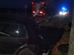 Niebezpieczny poranek w powiecie kluczborskim. Volkswagen zderzył się z autobusem