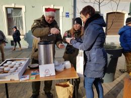 Opolanie oddają na rynku krew w ramach akcji "Zostań Świętym Mikołajem - Oddaj krew"