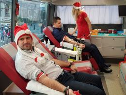 Opolanie oddają na rynku krew w ramach akcji "Zostań Świętym Mikołajem - Oddaj krew"