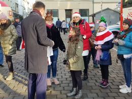 Opolanie oddają na rynku krew w ramach akcji "Zostań Świętym Mikołajem - Oddaj krew"