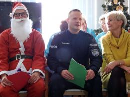 Policjanci z mikołajkową wizytą u chorych dzieci