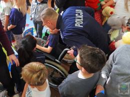 Policjanci z mikołajkową wizytą u chorych dzieci