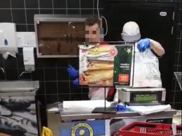 Czytelnicy alarmują: Żywe karpie w foliowych torbach w Carrefour. To terroryzm!