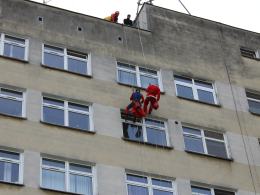Bohaterowie z bajek weszli do małych pacjentów oknem