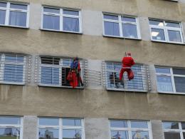 Bohaterowie z bajek weszli do małych pacjentów oknem