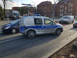 Citroen zderzył się z radiowozem jadącym na sygnale