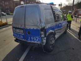 Citroen zderzył się z radiowozem jadącym na sygnale
