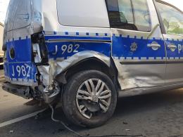 Citroen zderzył się z radiowozem jadącym na sygnale