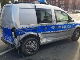 Citroen zderzył się z radiowozem jadącym na sygnale