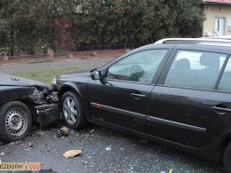 Staranował 3 pojazdy i ukrył auto. Zgubił za to tablicę rejestracyjną w pobliżu zdarzenia