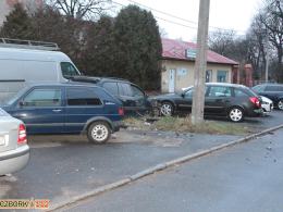 Staranował 3 pojazdy i ukrył auto. Zgubił za to tablicę rejestracyjną w pobliżu zdarzenia