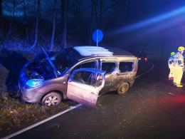 Samochód uderzył w ciężarówkę i wypadł z drogi