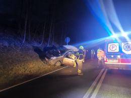 Samochód uderzył w ciężarówkę i wypadł z drogi