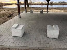 Wiata nad akwenem Malina stała tylko 3 tygodnie. Złodzieje zostawili tylko beton