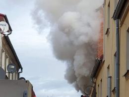 Strażacy walczą z pożarem kamienicy w Głuchołazach, ewakuowano 5 osób