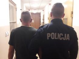 Pijany jechał całą szerokością jezdni. W garażu miał blisko pół kilograma narkotyków