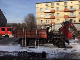 Przypadkowi kierowcy gasili ciężarówkę w centrum