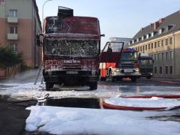 Przypadkowi kierowcy gasili ciężarówkę w centrum