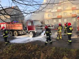 Przypadkowi kierowcy gasili ciężarówkę w centrum