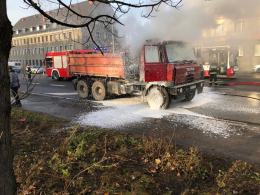 Przypadkowi kierowcy gasili ciężarówkę w centrum