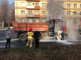 Przypadkowi kierowcy gasili ciężarówkę w centrum
