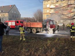 Przypadkowi kierowcy gasili ciężarówkę w centrum