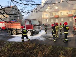 Przypadkowi kierowcy gasili ciężarówkę w centrum