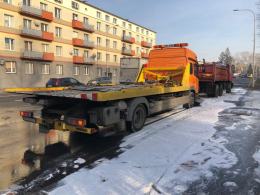 Przypadkowi kierowcy gasili ciężarówkę w centrum