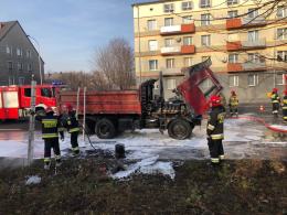 Przypadkowi kierowcy gasili ciężarówkę w centrum