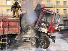 Przypadkowi kierowcy gasili ciężarówkę w centrum