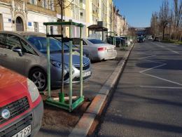 Nowe drzewa uniemożliwiają parkowanie. Problem w pobliżu przychodni na ul. Armii Krajowej