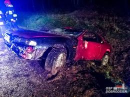 Złe warunki na drogach. Koło Bzinicy Starej dachowało auto