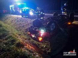 Złe warunki na drogach. Koło Bzinicy Starej dachowało auto
