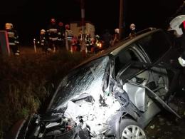 Komprachcice: auto wjechało pod pociąg, w środku podróżowały 4 osoby