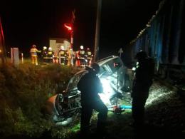 Komprachcice: auto wjechało pod pociąg, w środku podróżowały 4 osoby