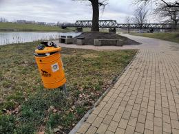 Psie odchody wysypują się z pojemników. Odór powoduje niesmak u spacerowiczów