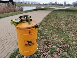Psie odchody wysypują się z pojemników. Odór powoduje niesmak u spacerowiczów